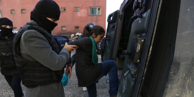 Hakkari'de 2'si kadın 4 terörist teslim oldu