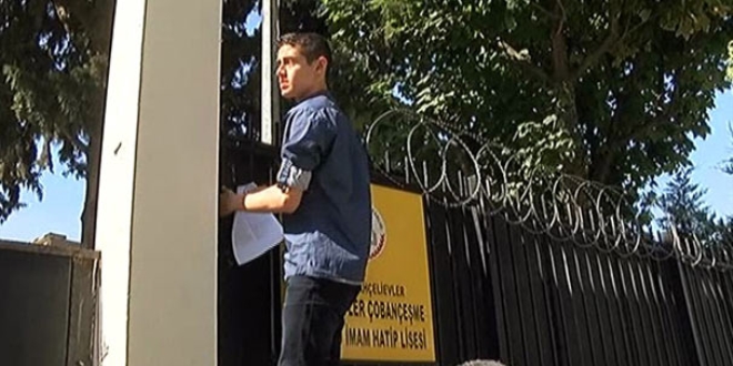 S�nava ge� kald�, okulun demir parmakl�klar�na t�rmand�