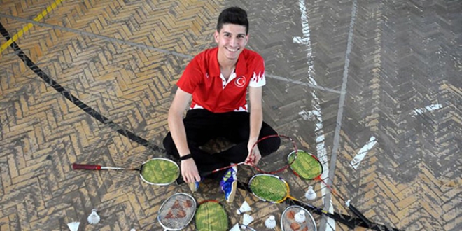 Çocukluğu ameliyatla geçti, badmintonla hayatı değişti