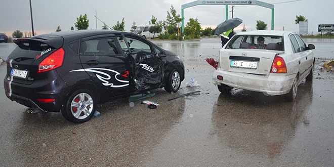 Manisa'da Meclis �yesi kaza yapt�: 1 yaral�