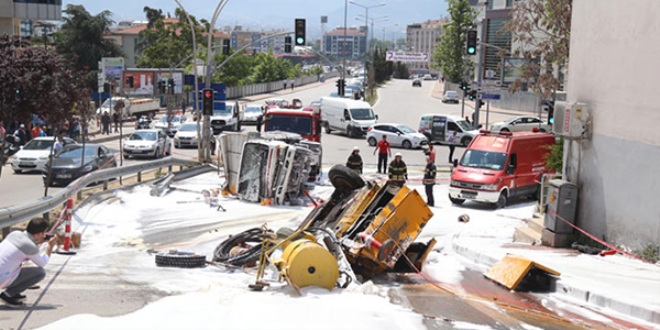 Kamyon 6 arac� bi�ti... Yaral�lar var