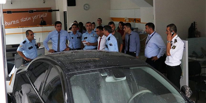 Park edilmeye �al���lan otomobil bankaya girdi