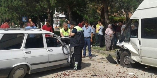 Minib�s park halindeki otomobile �arpt�: 2 �l�, 10 yaral�