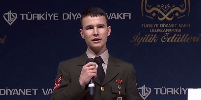 Askerin, yaralı polise siper olduğu video yayımlandı