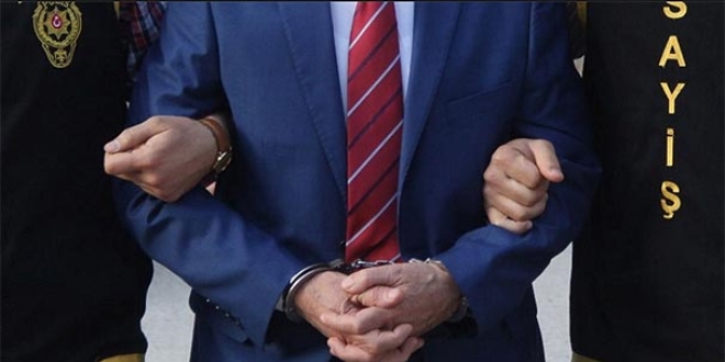 'O müdür sarayın kapılarını darbecilere açmış'