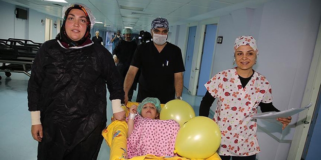 Bu hastanede çocuklar güle oynaya ameliyata gidiyor