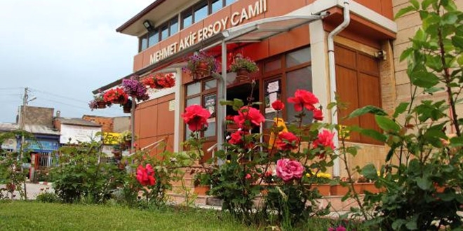 İmamın çicek sevgisi camiyi rengarenk yaptı