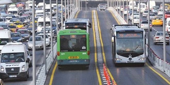 Metrobüs yolunda kaza! Seferler aksıyor
