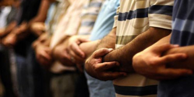 'Bayram namaz�nda Sultanahmet'te bulu�uyoruz'