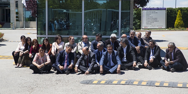 HDP'li milletvekillerinden oturma eylemi