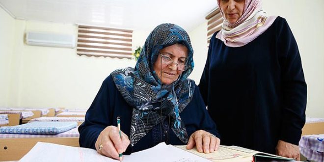 İlk kez eline aldığı kalemle Kur'an'ı yazdı