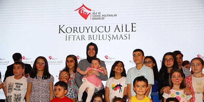 Bakan Kaya, koruyucu ailelerle iftarda bir araya geldi