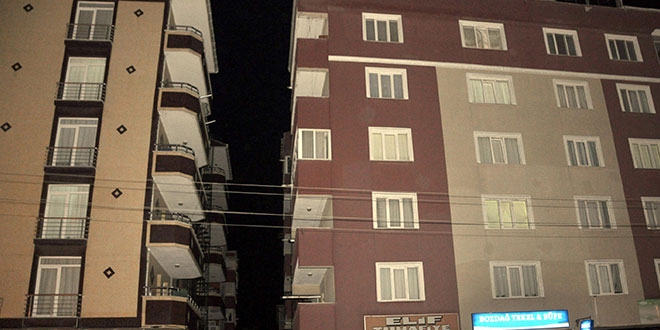 Telefonla konuşurken pencereden düşen genç öldü