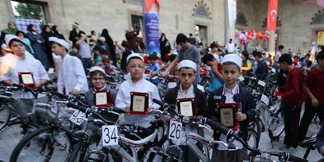 Camiye eksiksiz gelen çocuklar bisikletlerine kavuştu