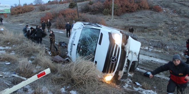 Kütahya'da minibüs devrildi: 10 yaralı