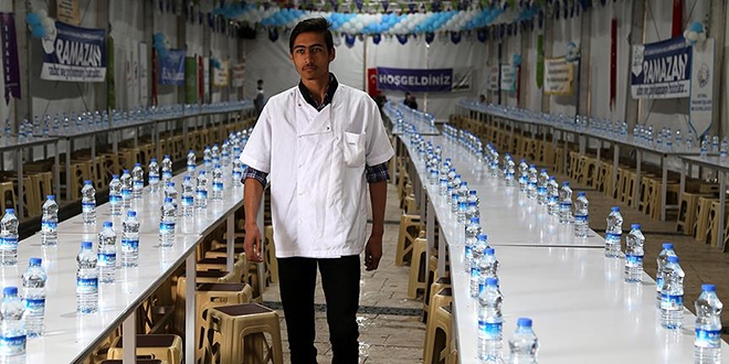 Cezasını iftar çadırında çalışarak çekiyor
