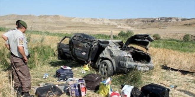 Otomobil şarampole devrildi: 2 ölü, 2 yaralı