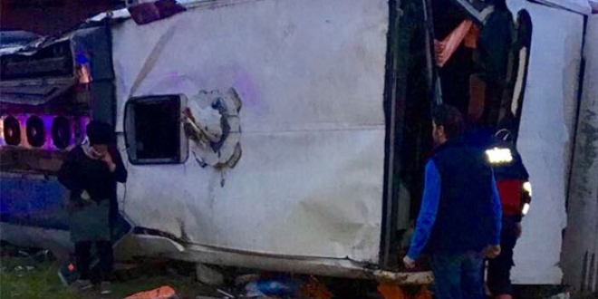 Çorum'da yolcu otobüsü üst geçitten düştü: 48 yaralı