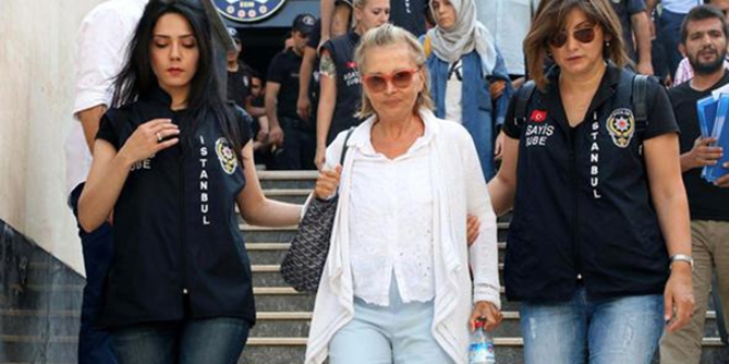 Nazlı Ilıcak hakim karşısında