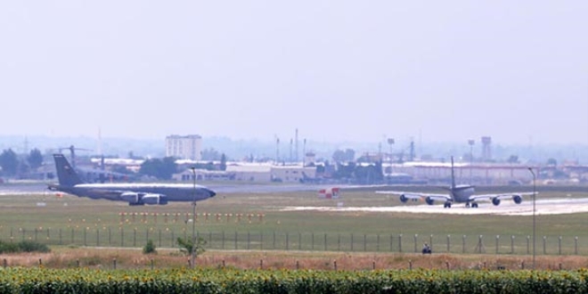 İncirlik'te, tank avcısı A10 uçağı hareketliliği