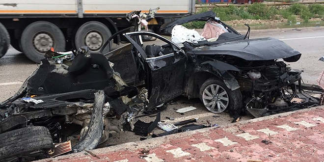Yolcu otobüsüyle çarpışan otomobil ikiye bölündü