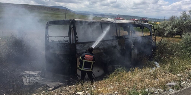 Kaza yapan otobüs yandı... Yaralı yolcular var