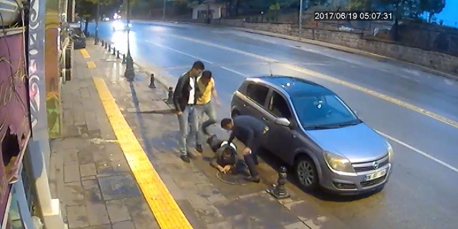 Yolda yürürken, 1'i polis 3 kişi tarafından öldüresiye dövüldü