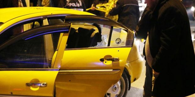 �stanbul �mraniye'de taksi dura��na silahl� sald�r�: 3 yaral�