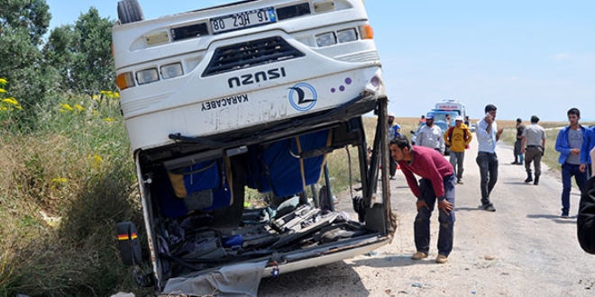 Tarm iilerini tayan midibs devrildi: 25 yaral