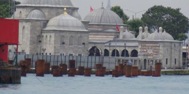 5 asırlık camiyi çatlattılar