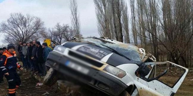 Kırşehir'de minibüs şarampole devrildi: 15 yaralı