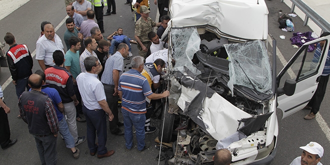 Tarım işçilerini taşıyan minibüs tıra çarptı: 8 yaralı