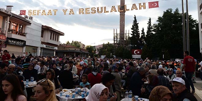 Uşak'ta 25 bin kişilik iftar sofrası