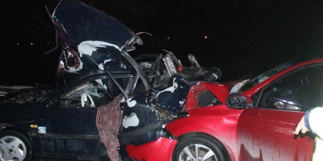 Bitlis'te feci kaza: Kafa kafaya facia, 3 �l�, 8 yaral�