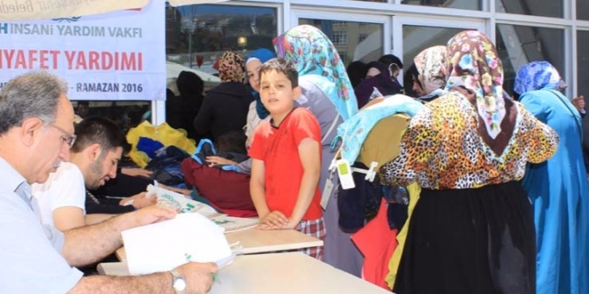 Batman'da köylerdeki yetimlere İHH'dan bayramlık