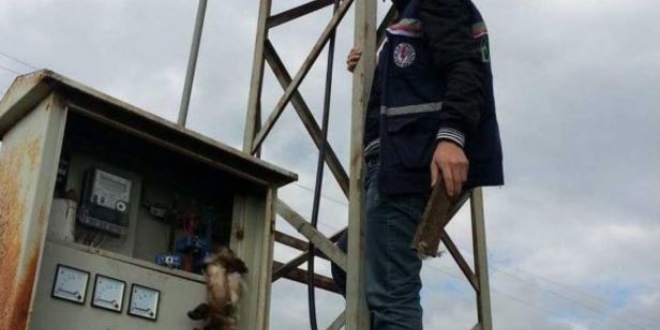 �zmir'de elektrik ak�m�na kap�lan i��i hayat�n� kaybetti