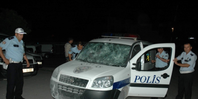 Adana'da polis arac�na ta�l� sald�r�