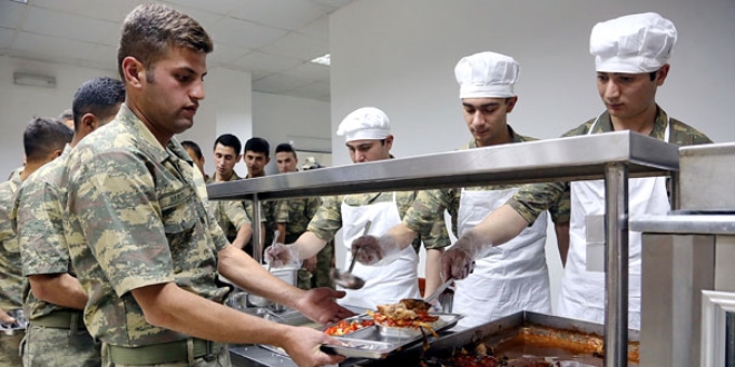 Dağlıca Taburu'nda asker karavanayı kendisi hazırlıyor