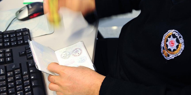 Sahte pasaportla yurt dışına çıkmaya çalışırken yakalandı