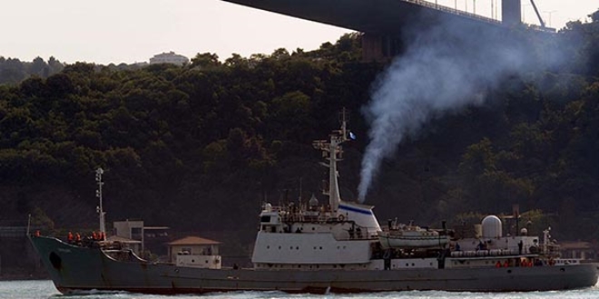Boğaz'dan istihbarat gemisi geçti