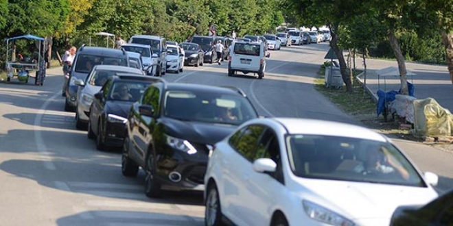 Kilometrelerce feribot kuyruğu oluştu