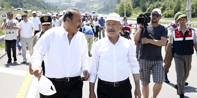 Kılıçdaroğlu'ndan bozkurt işareti