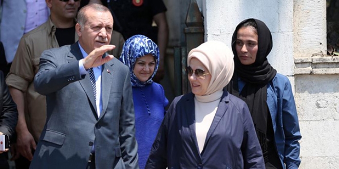Erdoğan anne ve babasının kabrini ziyaret etti
