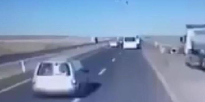 6 polisin yaralandığı kaza, zırhlı aracın kamerasında