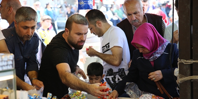 �stanbullular Ramazan al��veri�i i�in Emin�n�'ne ak�n etti