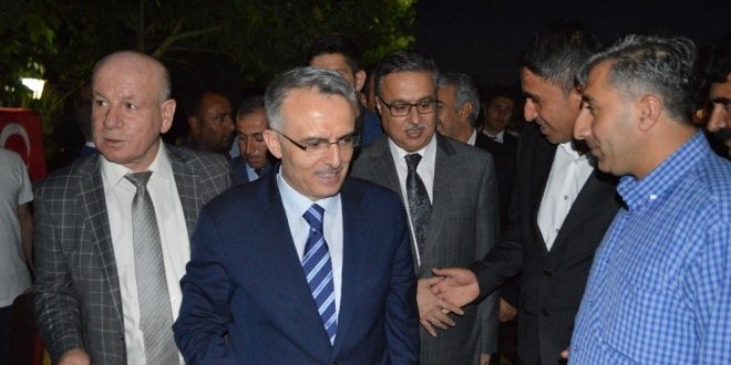 Maliye Bakanı Ağbal, sokak iftarına katıldı