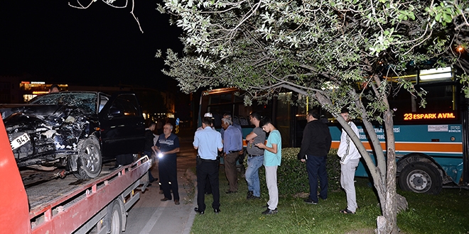 Eskişehir'de halk otobüsü ile otomobil çarpıştı: 7 yaralı