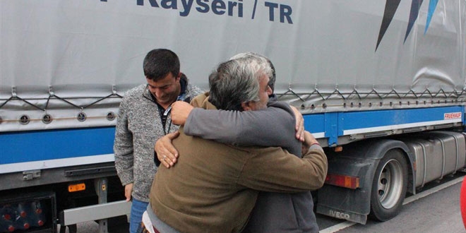 Sınır kapısındaki tır şoförlerinin buruk bayram sevinci