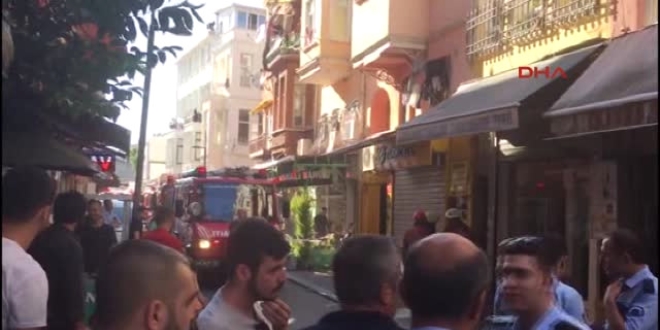 Fatih'te 4 katlı binanın çatısı çöktü: 1 ölü