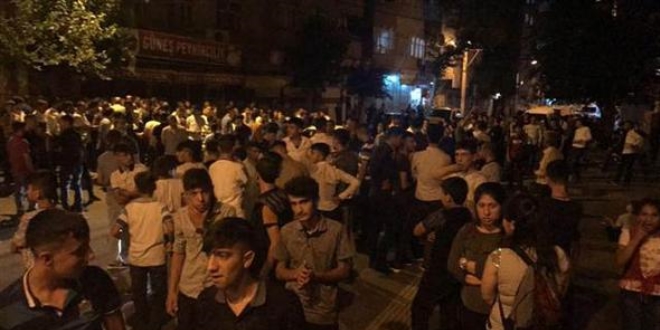 Diyarbakr'da polis, halk sokaa dken tacizciyi aryor